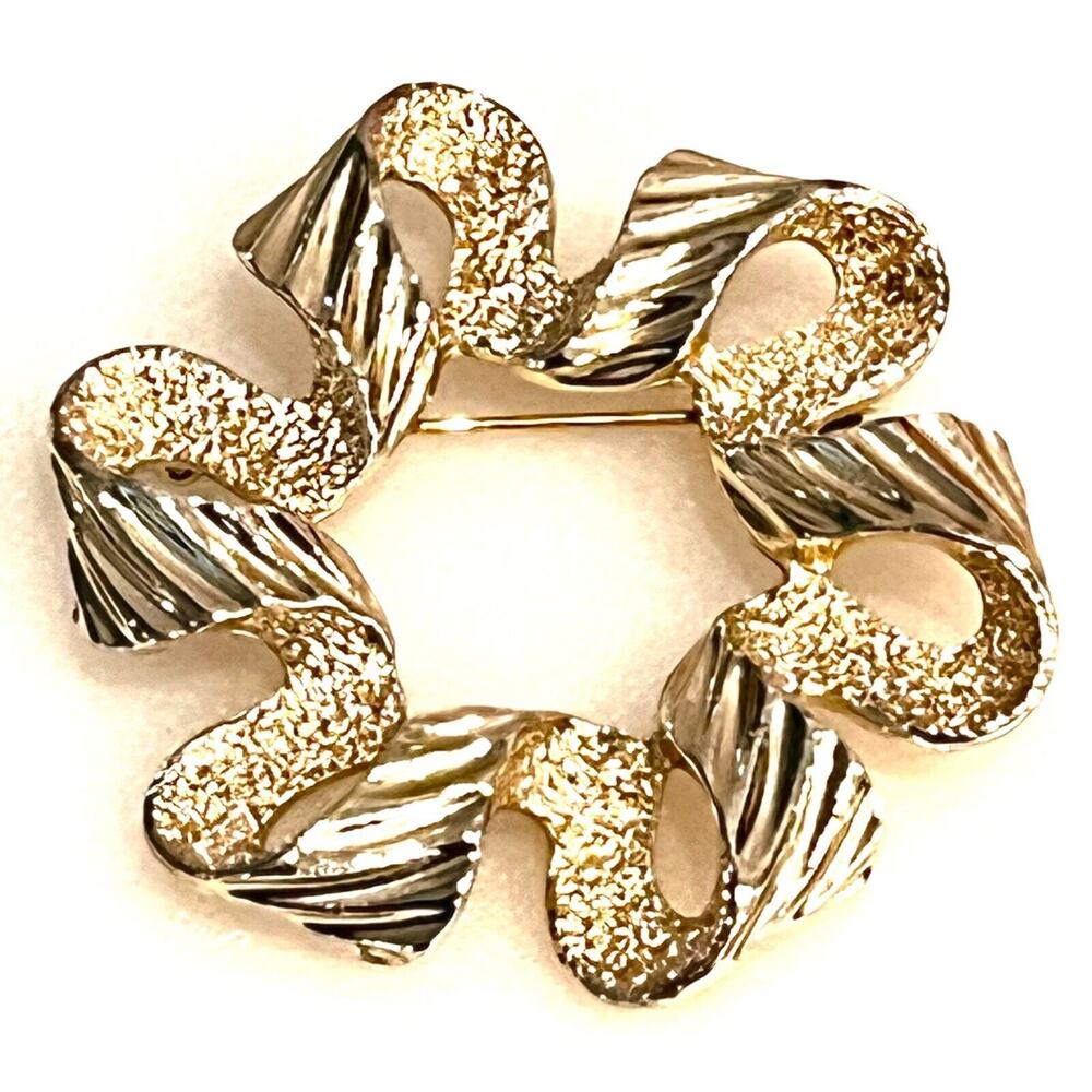 Sarah Conventry Gold Brooch Pin 2.5" Ribbon Bow Holiday Wreath Round Signed Vtg